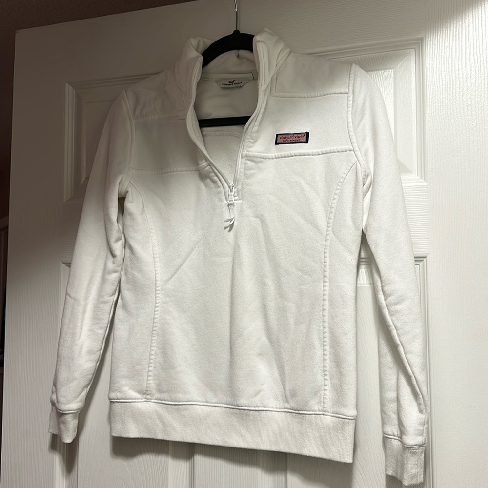 Vineyard vines, white sweatshirt